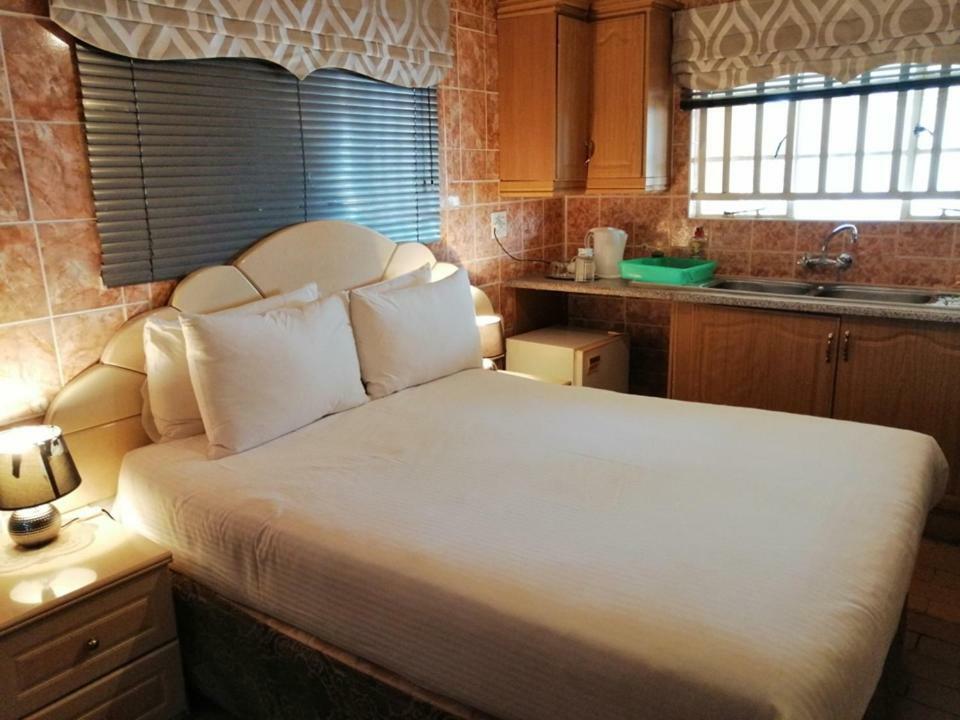 Lenasia Guest Lodge ภายนอก รูปภาพ